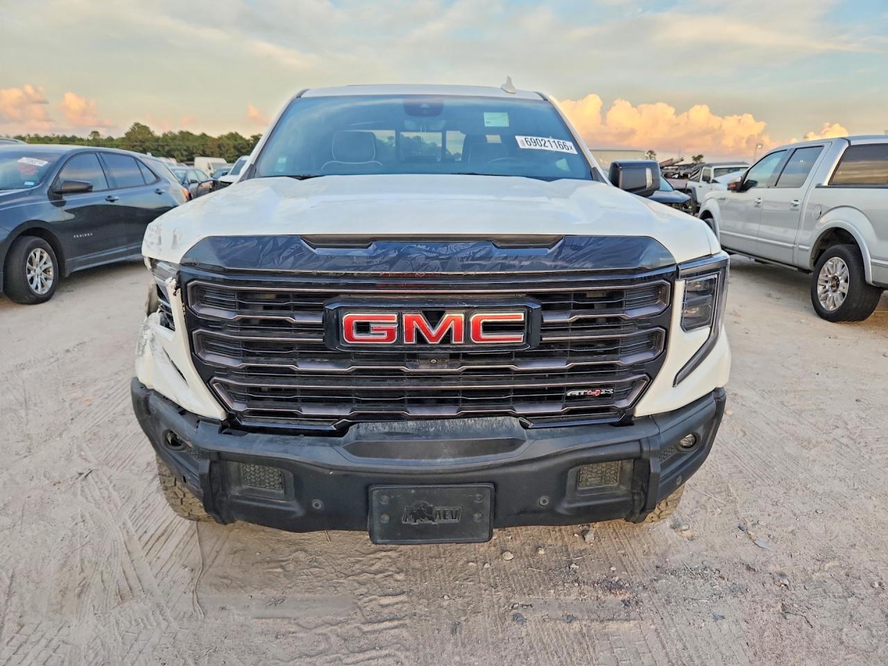2023 GMC Sierra K1500 At4X - Image 5