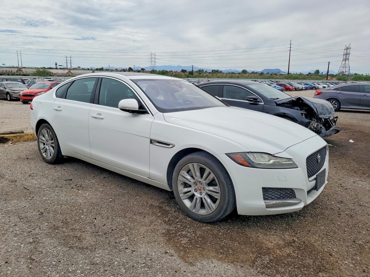 2017 Jaguar Xf Premium - Фото 4