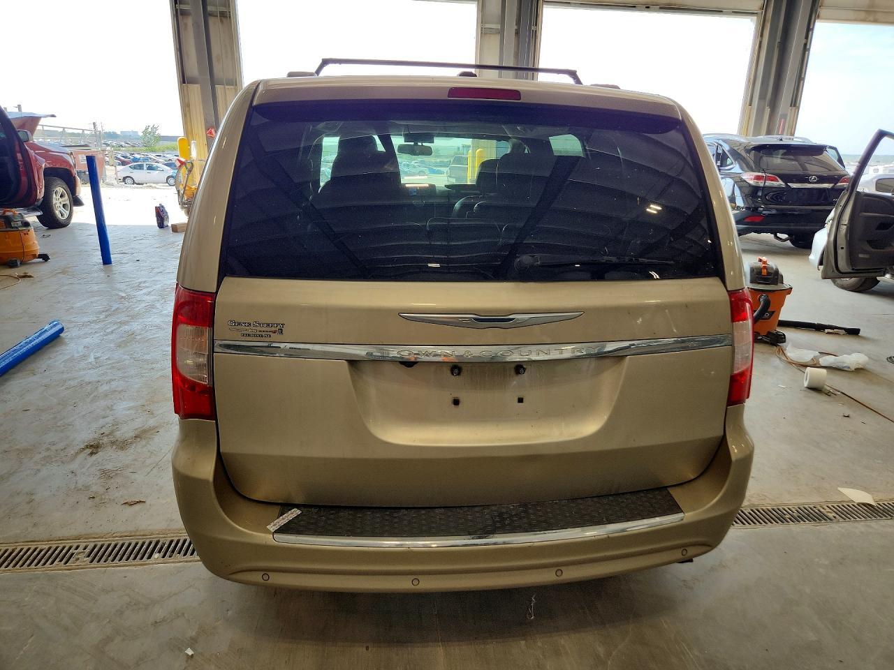 2012 Chrysler Town & Country Touring - Фото 6