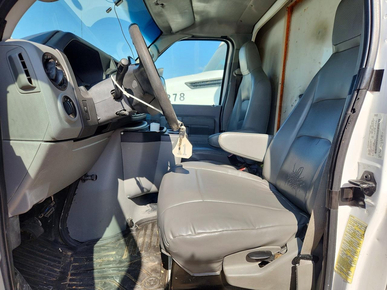 2013 Ford Econoline E350 Super Duty Cutaway Van - Фото 7
