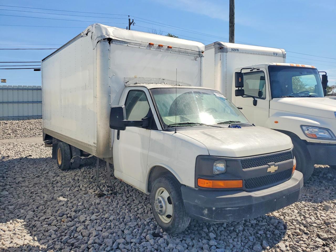 2014 Chevrolet Express - Box Truck - Image 4