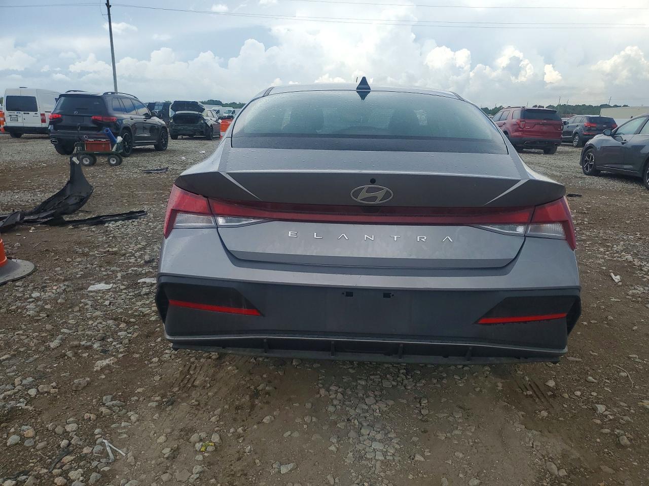 2025 Hyundai Elantra Se - Image 6