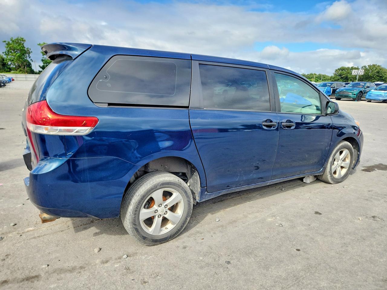 2011 Toyota Sienna Base 7-Passenger - Фото 3