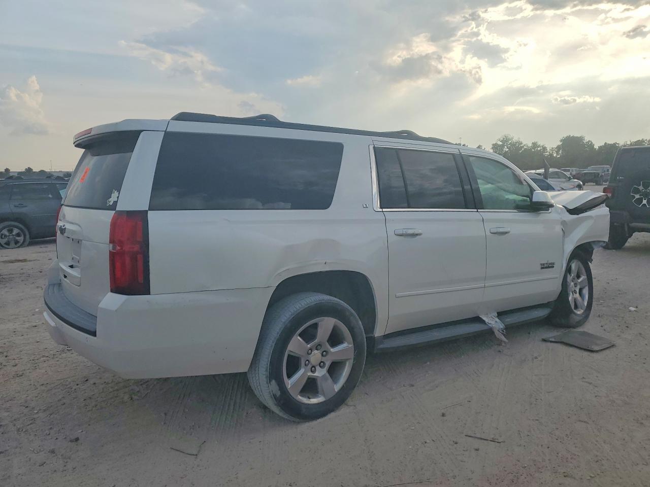 2017 Chevrolet Suburban C1500 Lt - Image 3