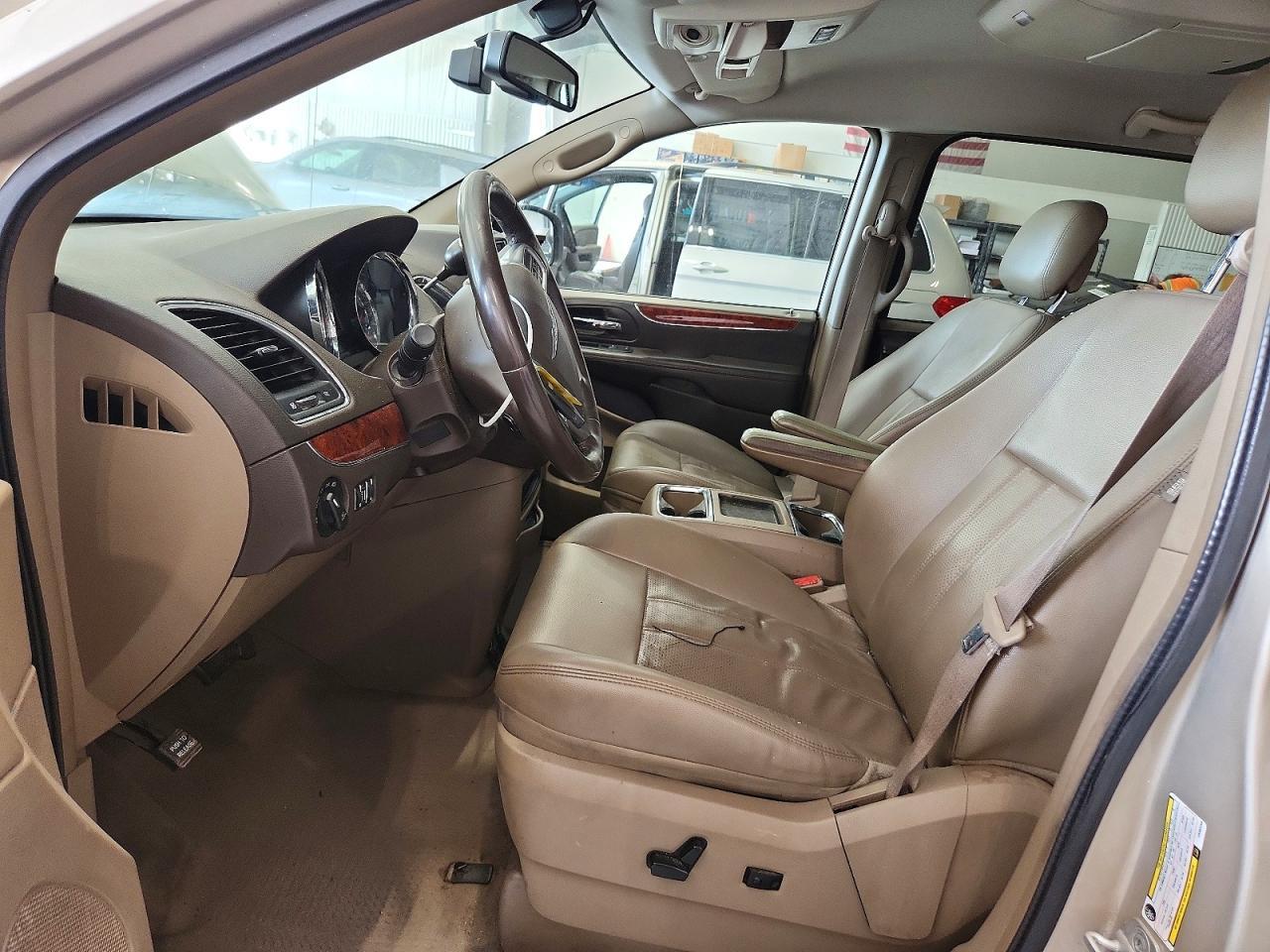 2012 Chrysler Town & Country Touring - Фото 7