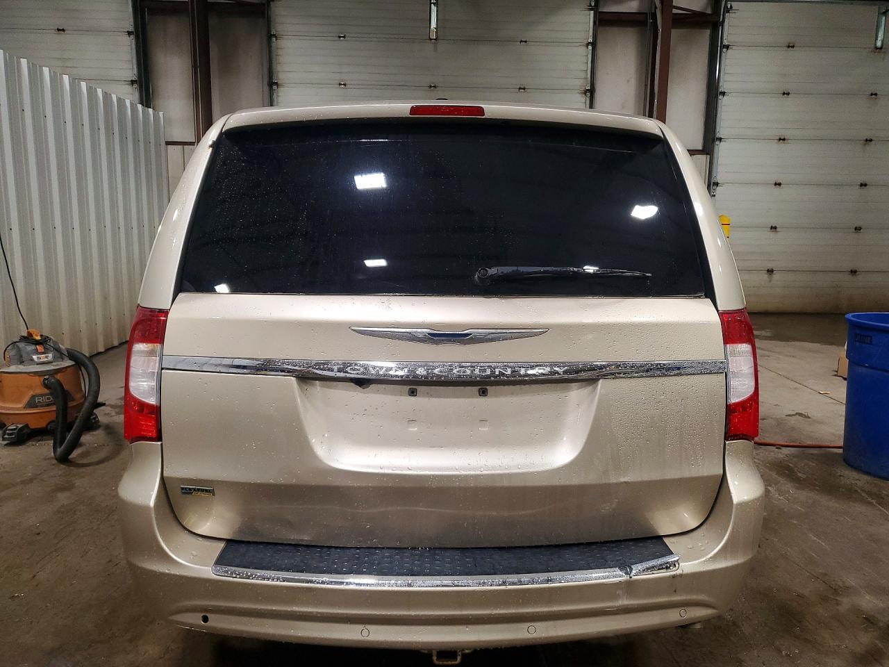 2013 Chrysler Town & Country Touring - Image 6