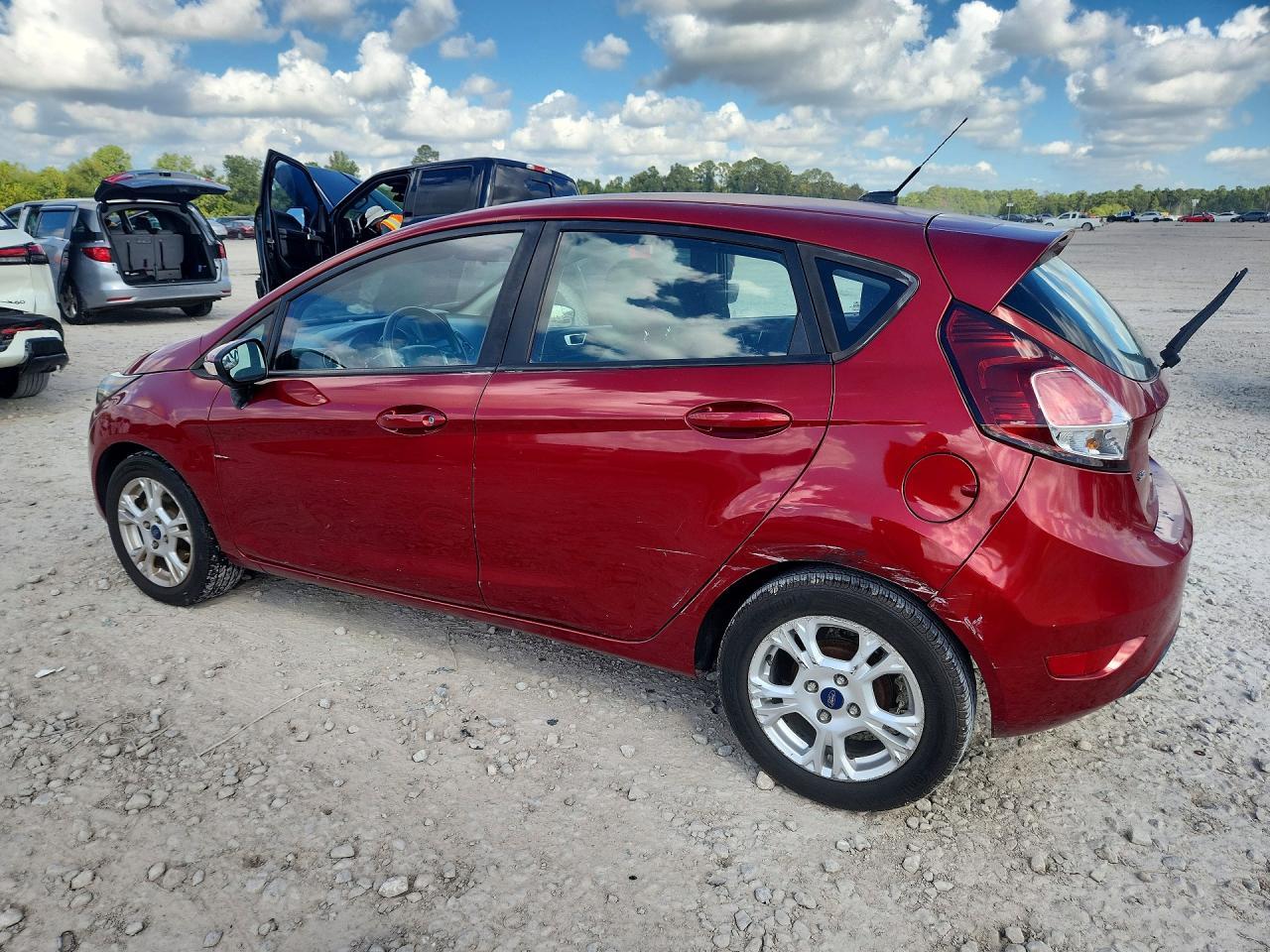 2015 Ford Fiesta Se - Фото 2