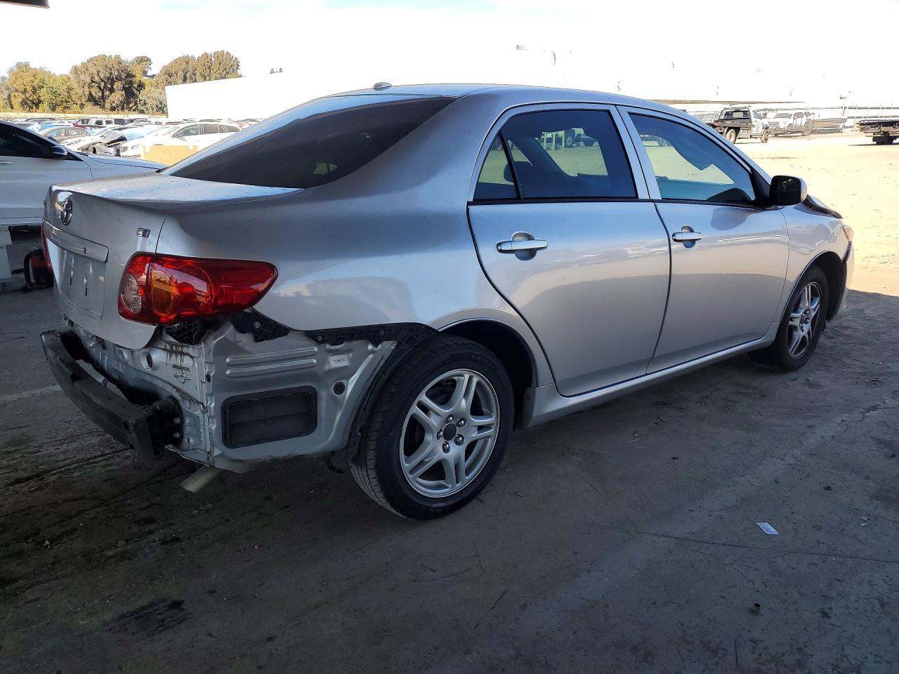 2010 Toyota Corolla Le - Фото 3
