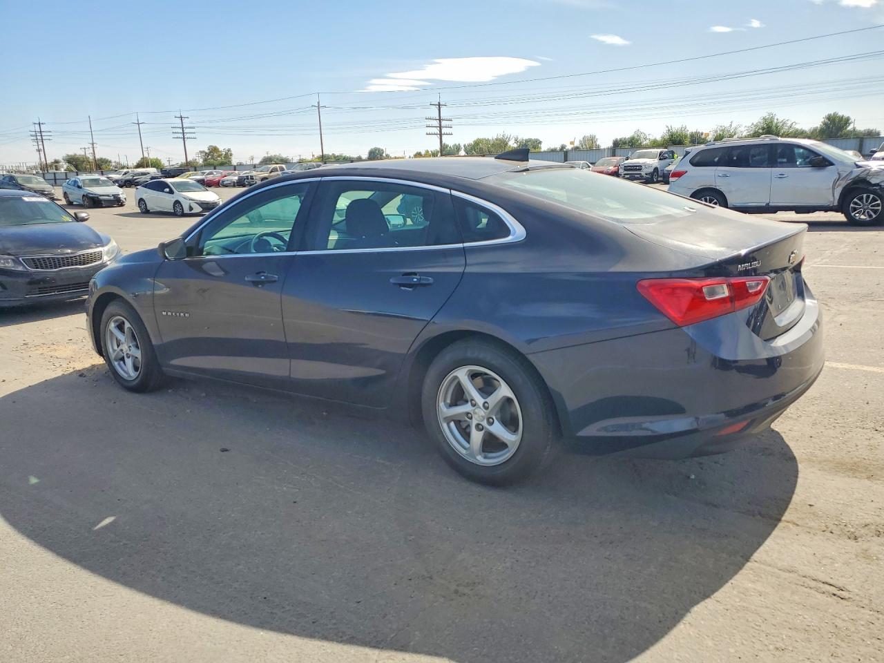 2017 Chevrolet Malibu Ls - Фото 2