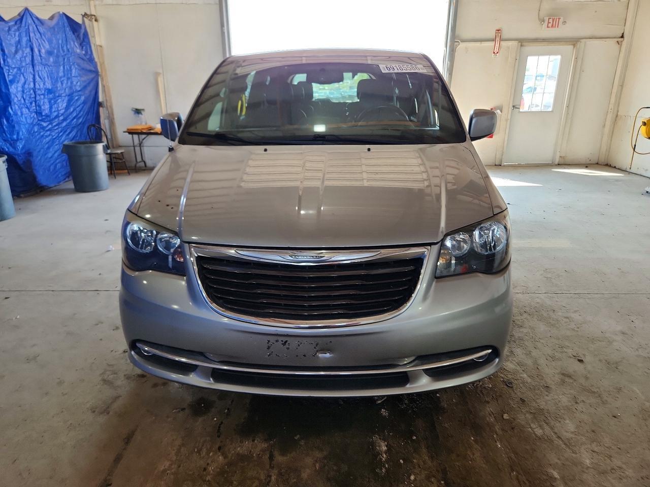 2015 Chrysler Town & Country S - Фото 5