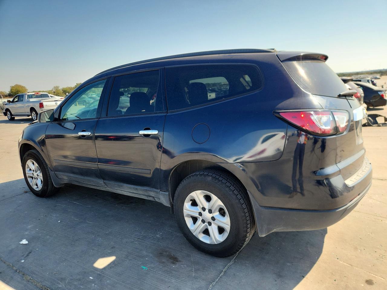 2016 Chevrolet Traverse Ls - Фото 2