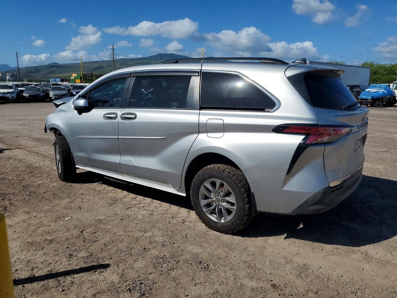 2022 Toyota Sienna Le - Image 2