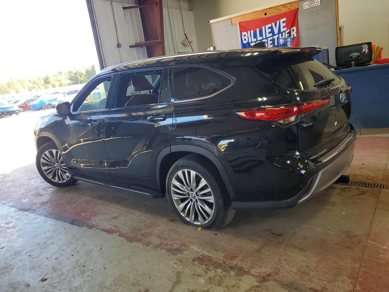 2022 Toyota Highlander Hybrid Platinum - Фото 2