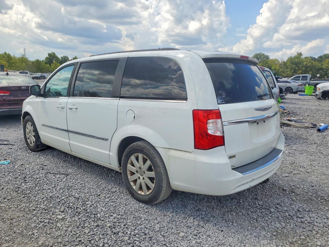 2015 Chrysler Town & Country Touring - Фото 2