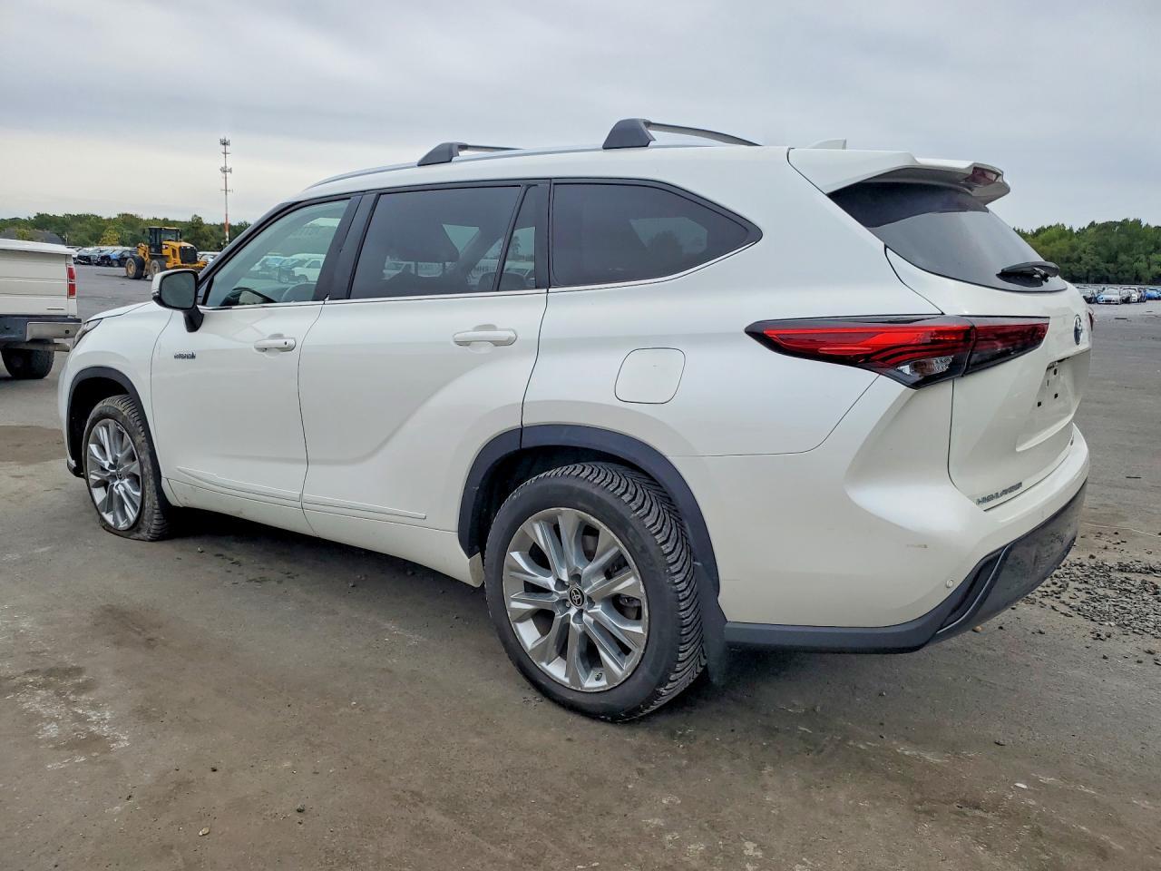 2021 Toyota Highlander Hybrid Limited - Image 2