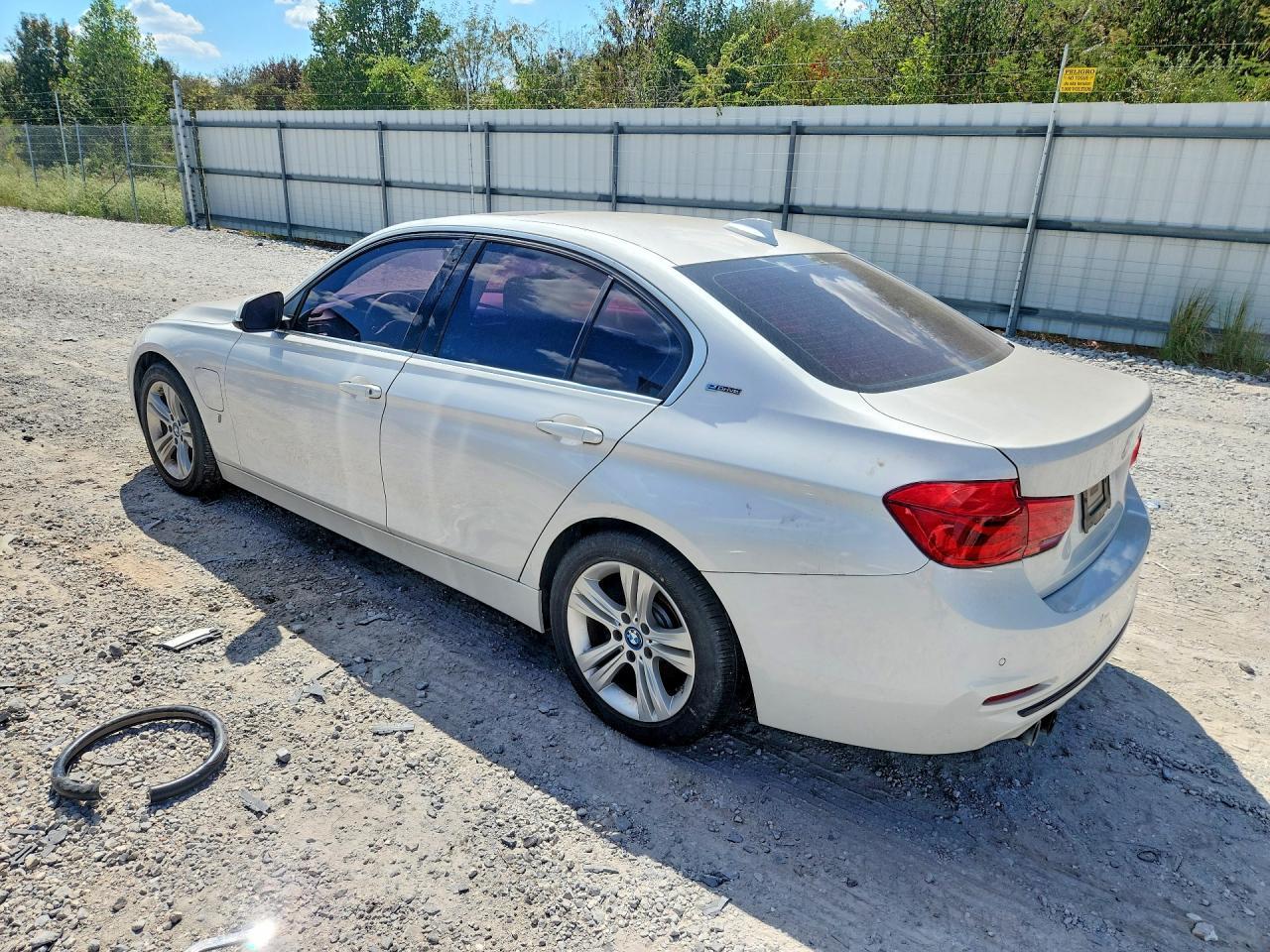 2017 BMW 330E - Фото 2