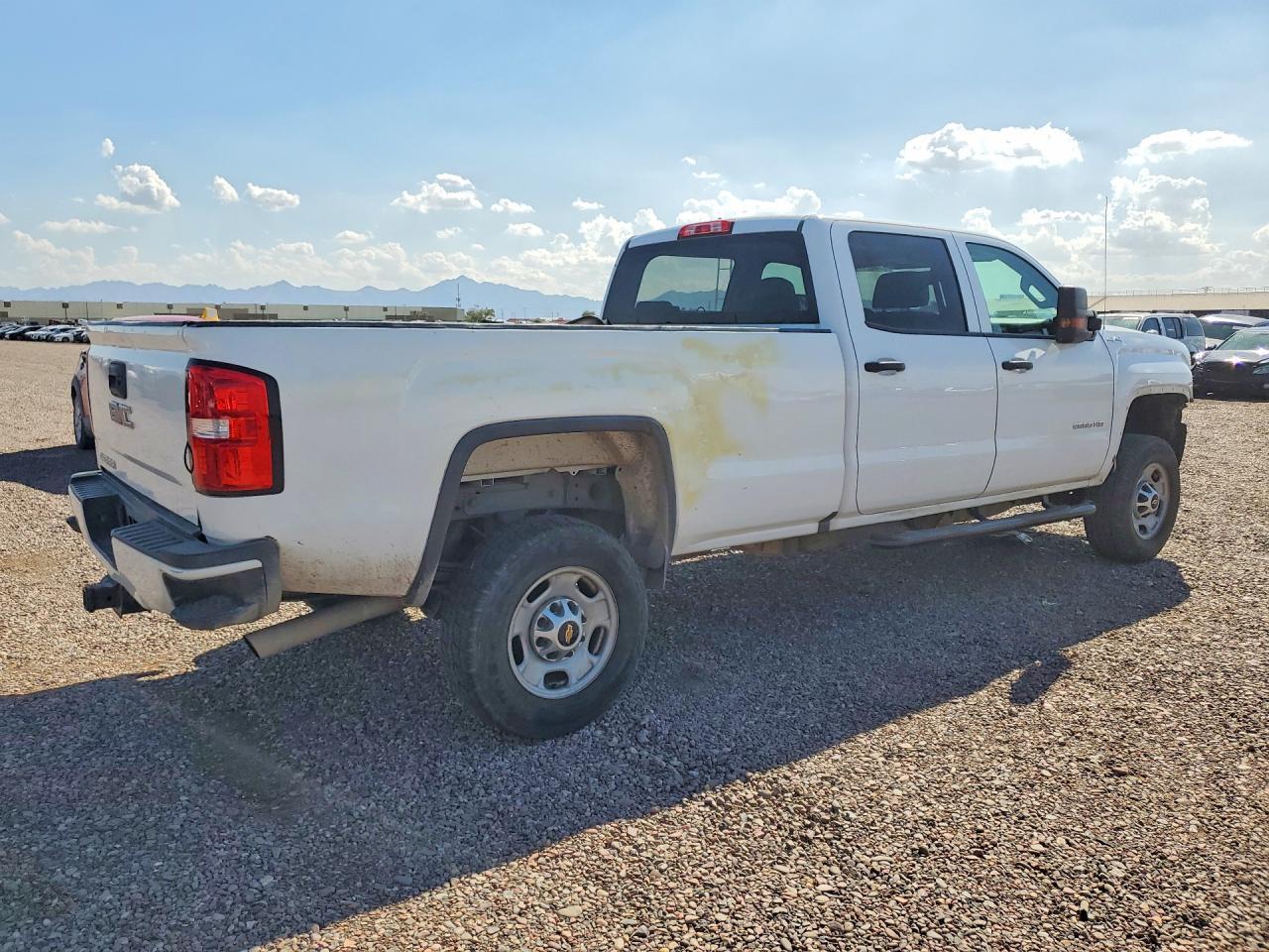 2017 GMC Sierra K2500 Heavy Duty - Image 3
