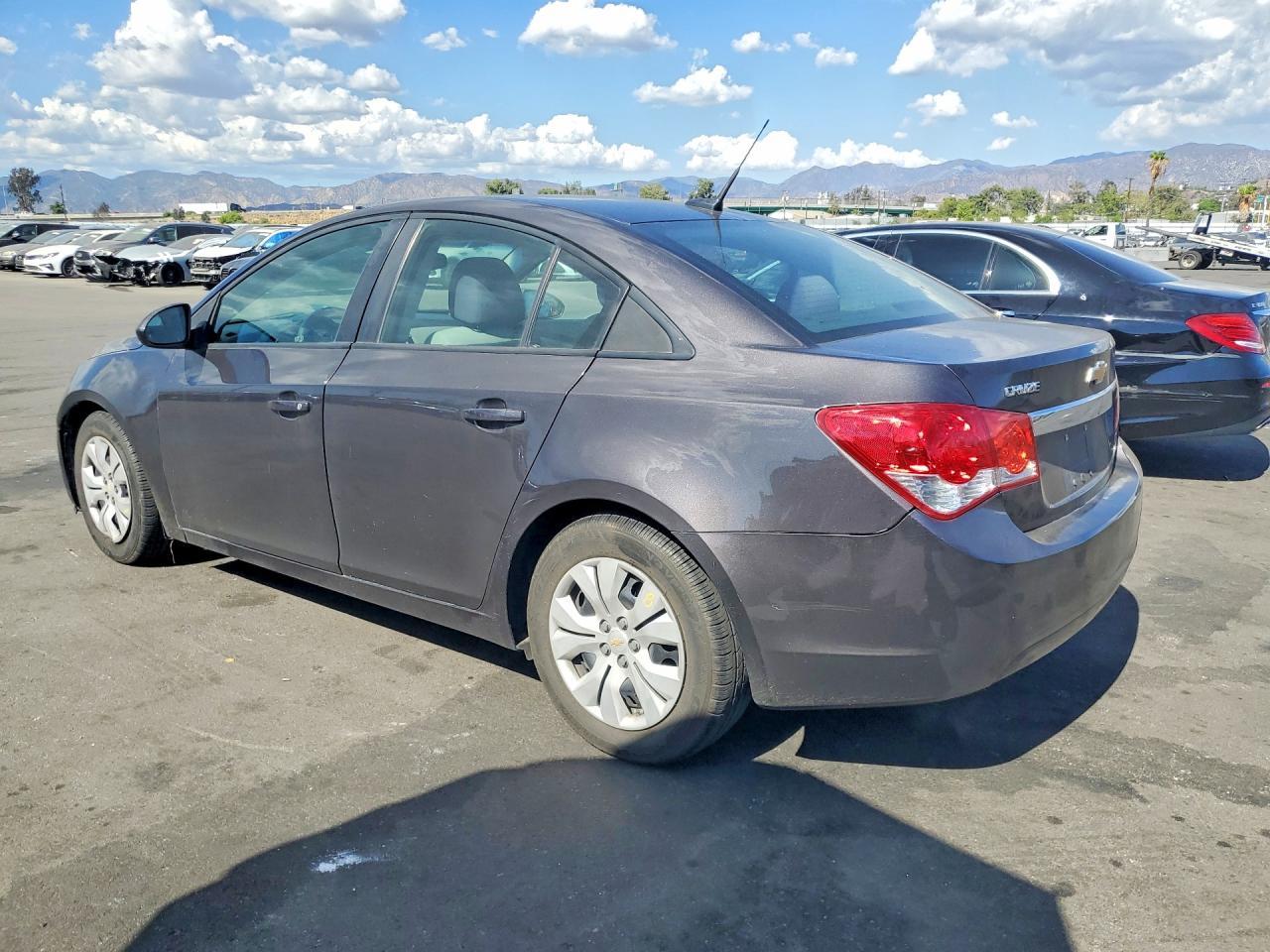 2014 Chevrolet Cruze Ls - Image 2