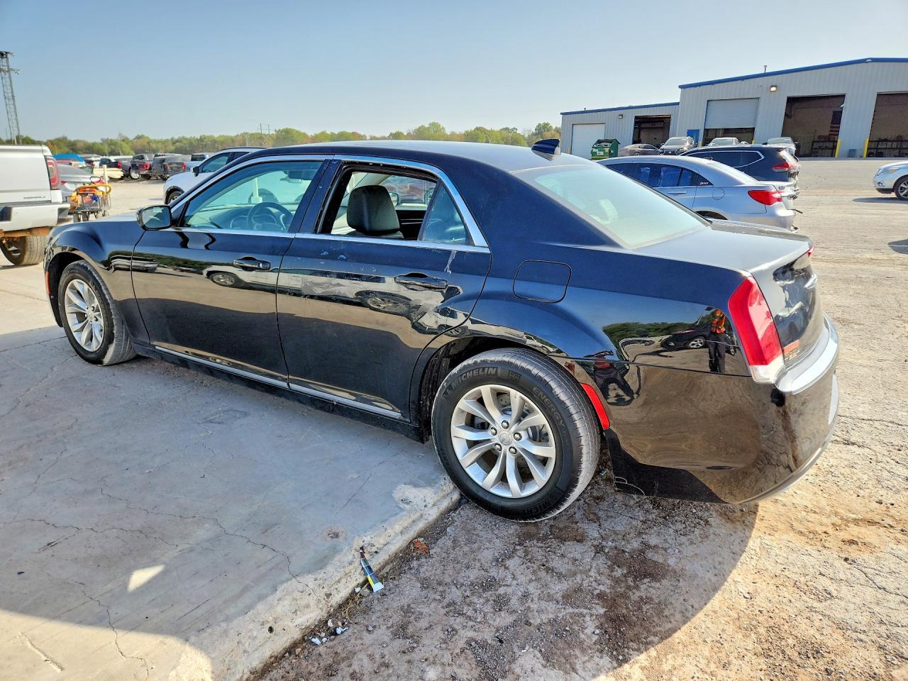 2015 Chrysler 300 Limited - Фото 2