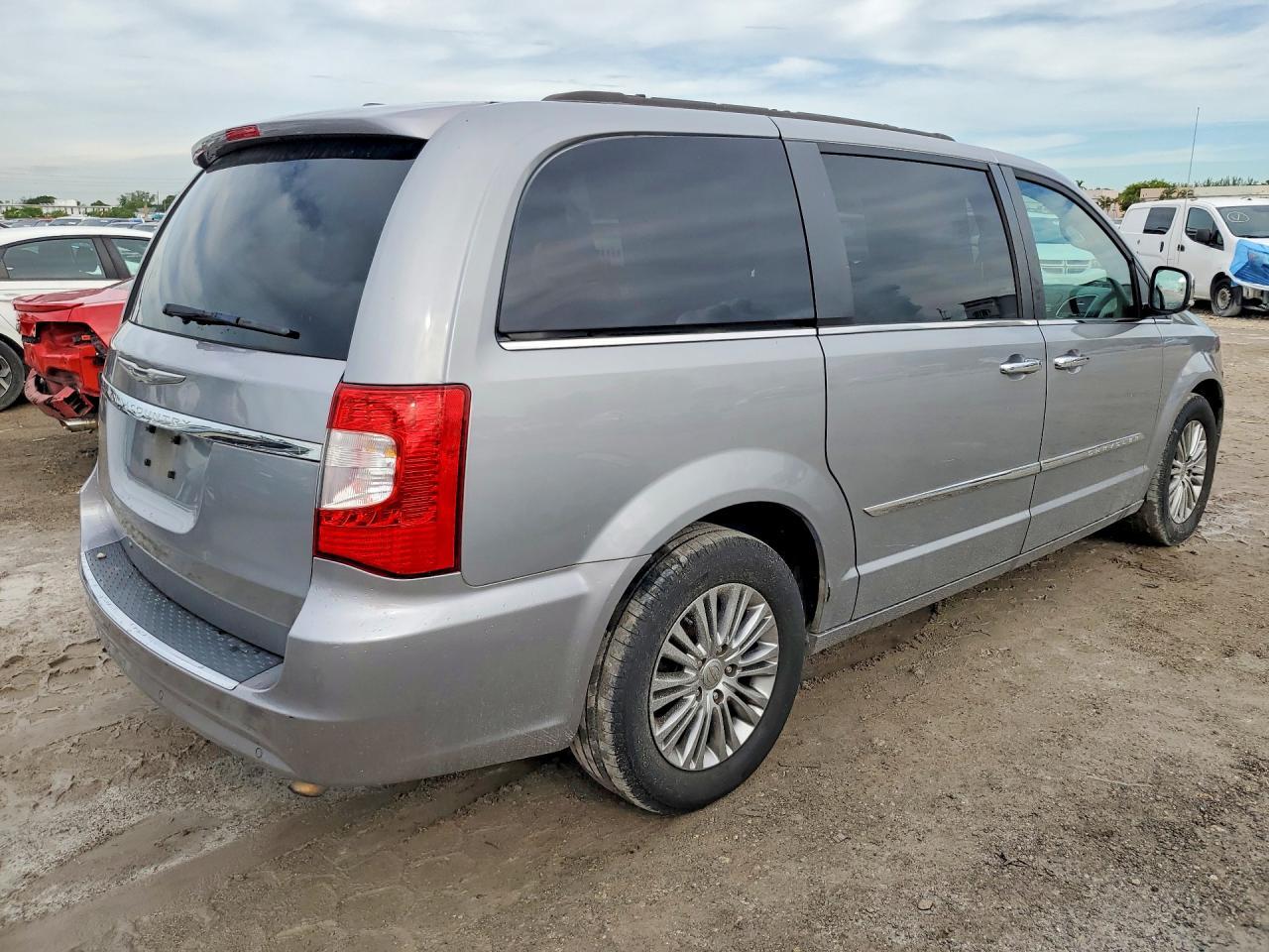 2015 Chrysler Town & Country Touring L - Image 3
