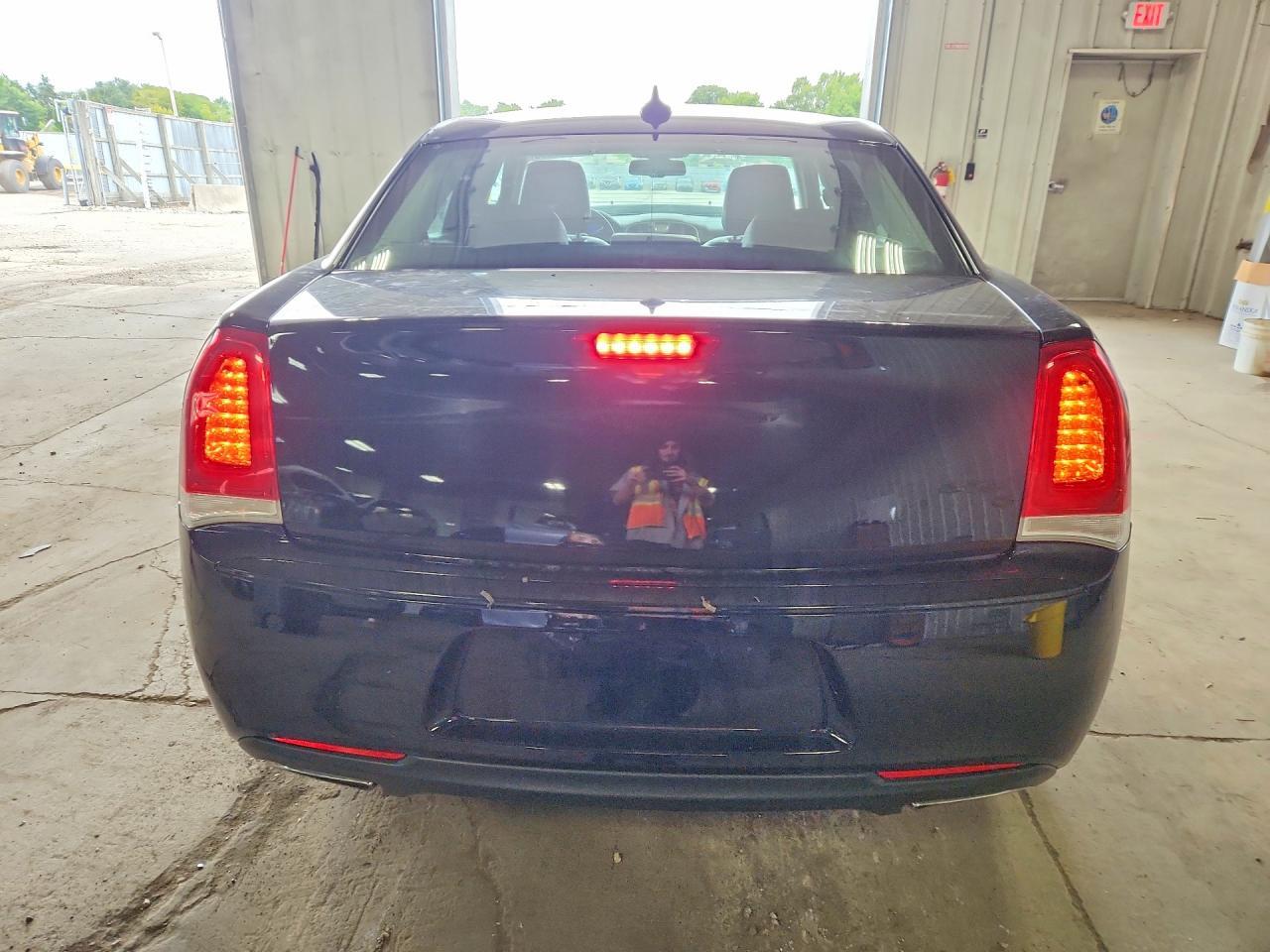 2017 Chrysler 300C - Image 6