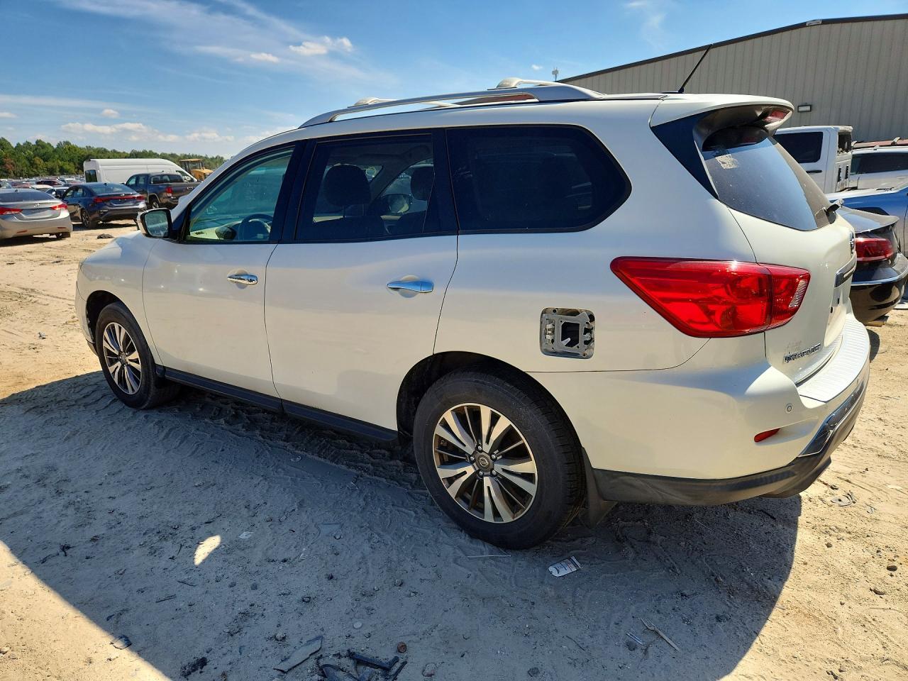 2017 Nissan Pathfinder Sv - Image 2