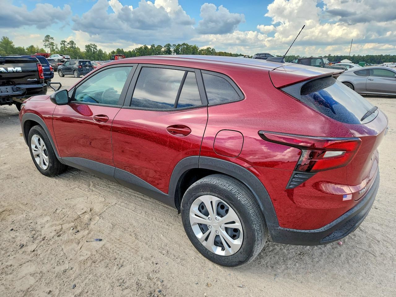 2025 Chevrolet Trax Ls - Фото 2