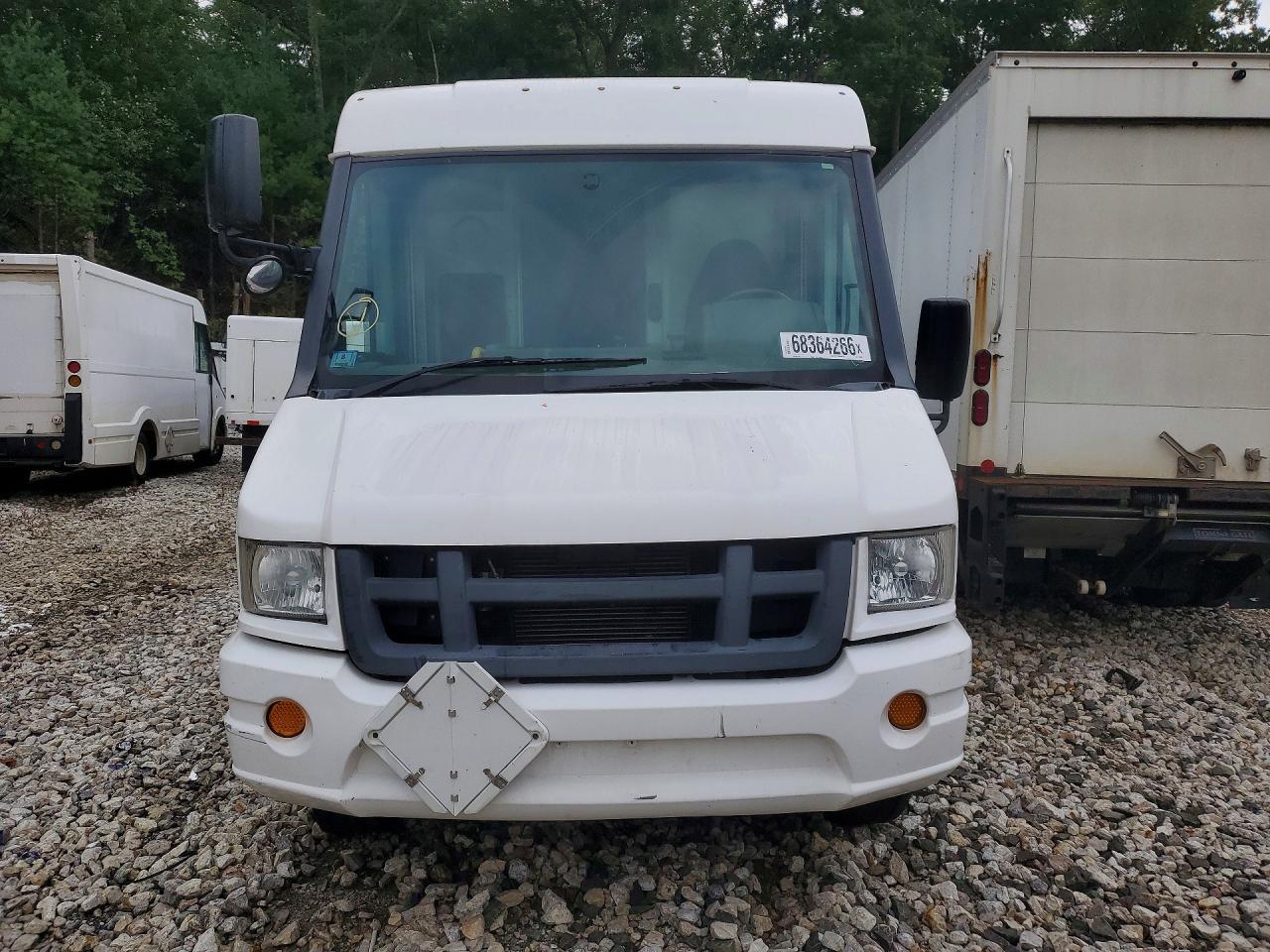 2013 Isuzu Npr Hd - Delivery Van - Фото 5