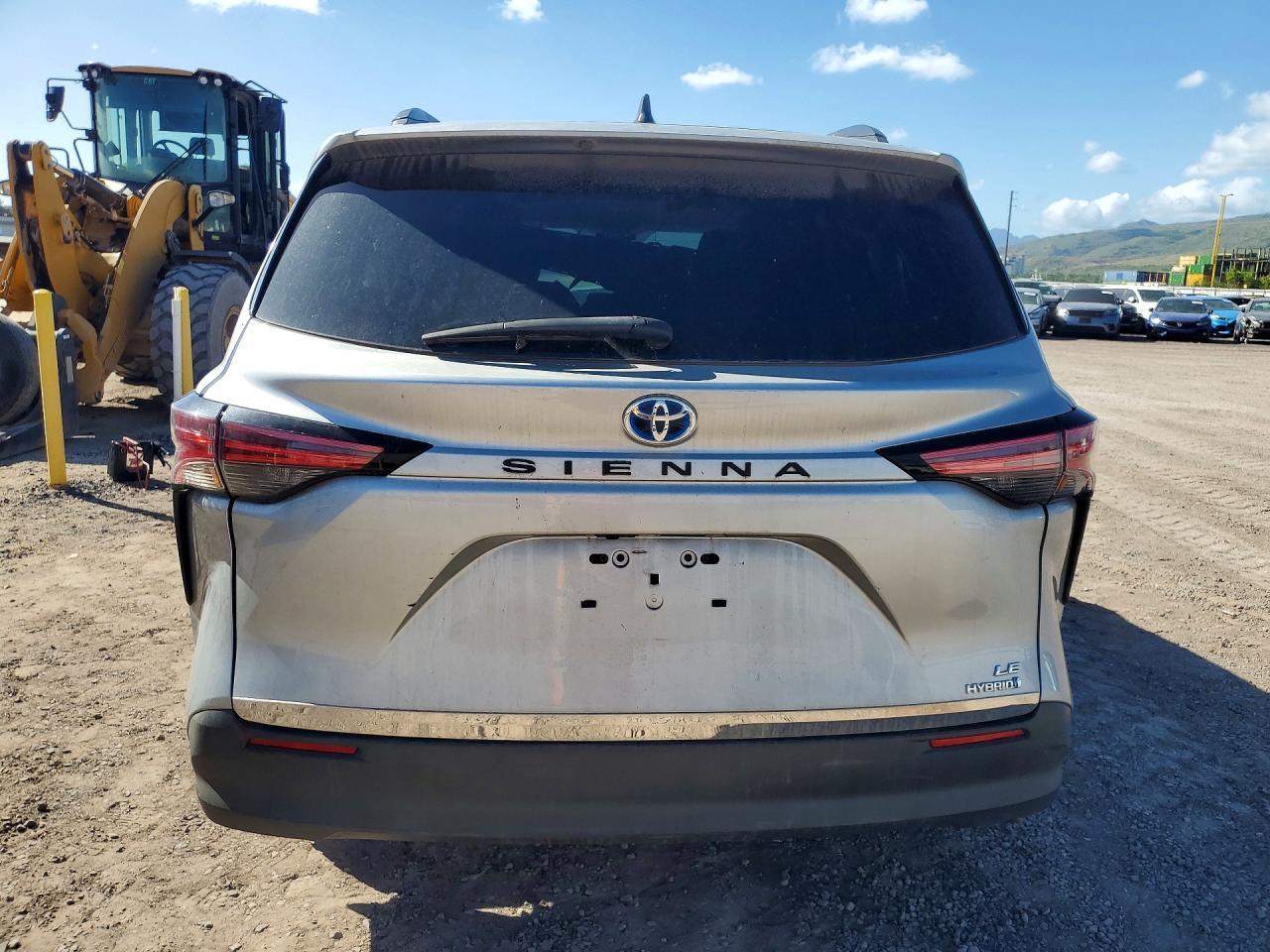 2022 Toyota Sienna Le - Image 6