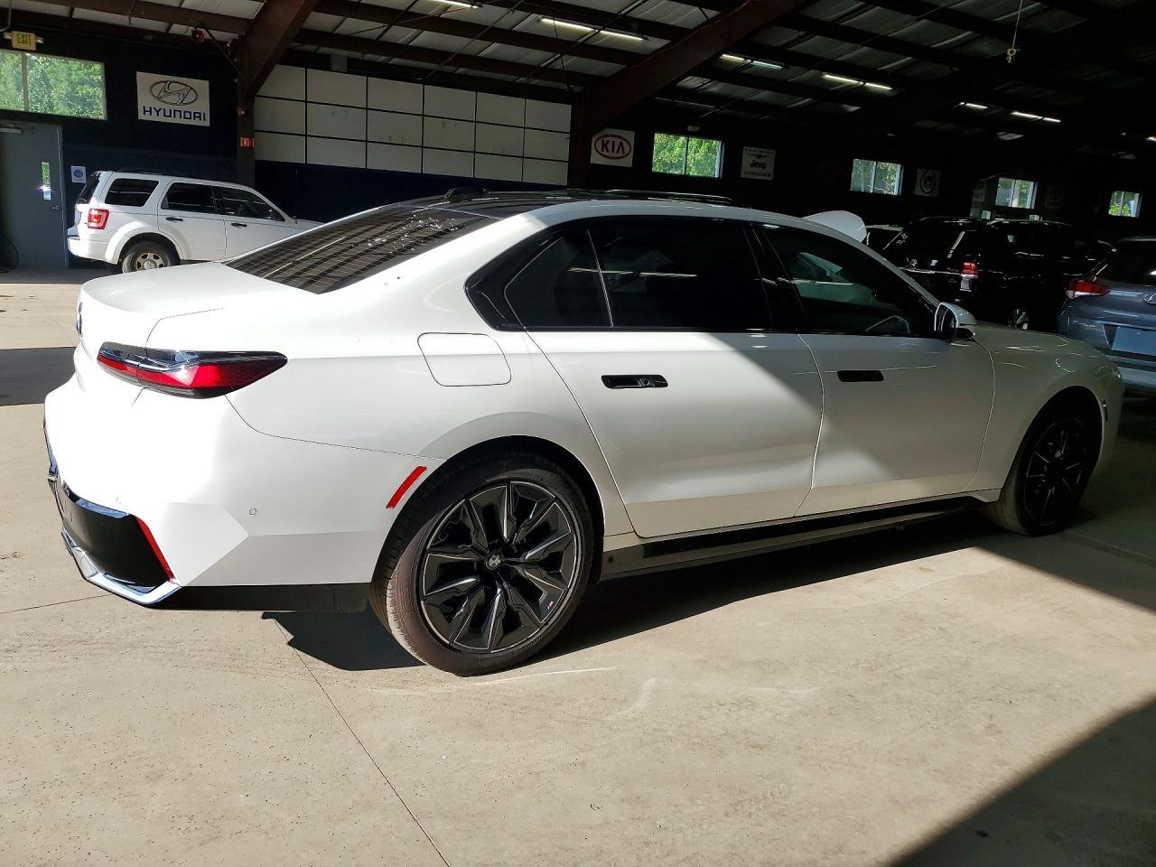 2023 BMW I7 xDrive60 - Фото 3