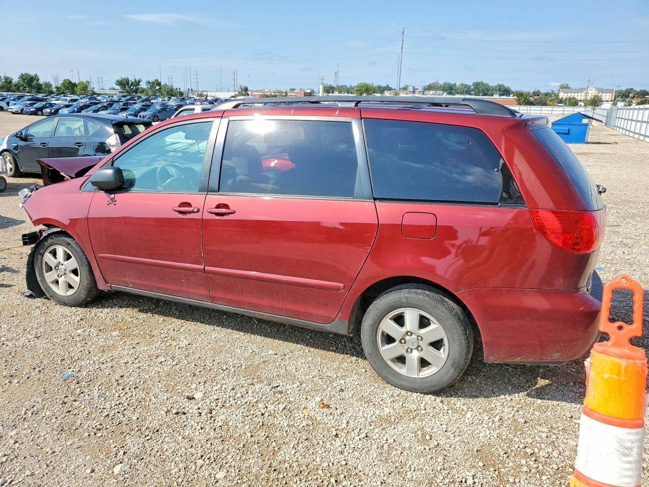 2009 Toyota Sienna Le 7-Passenger - Фото 2