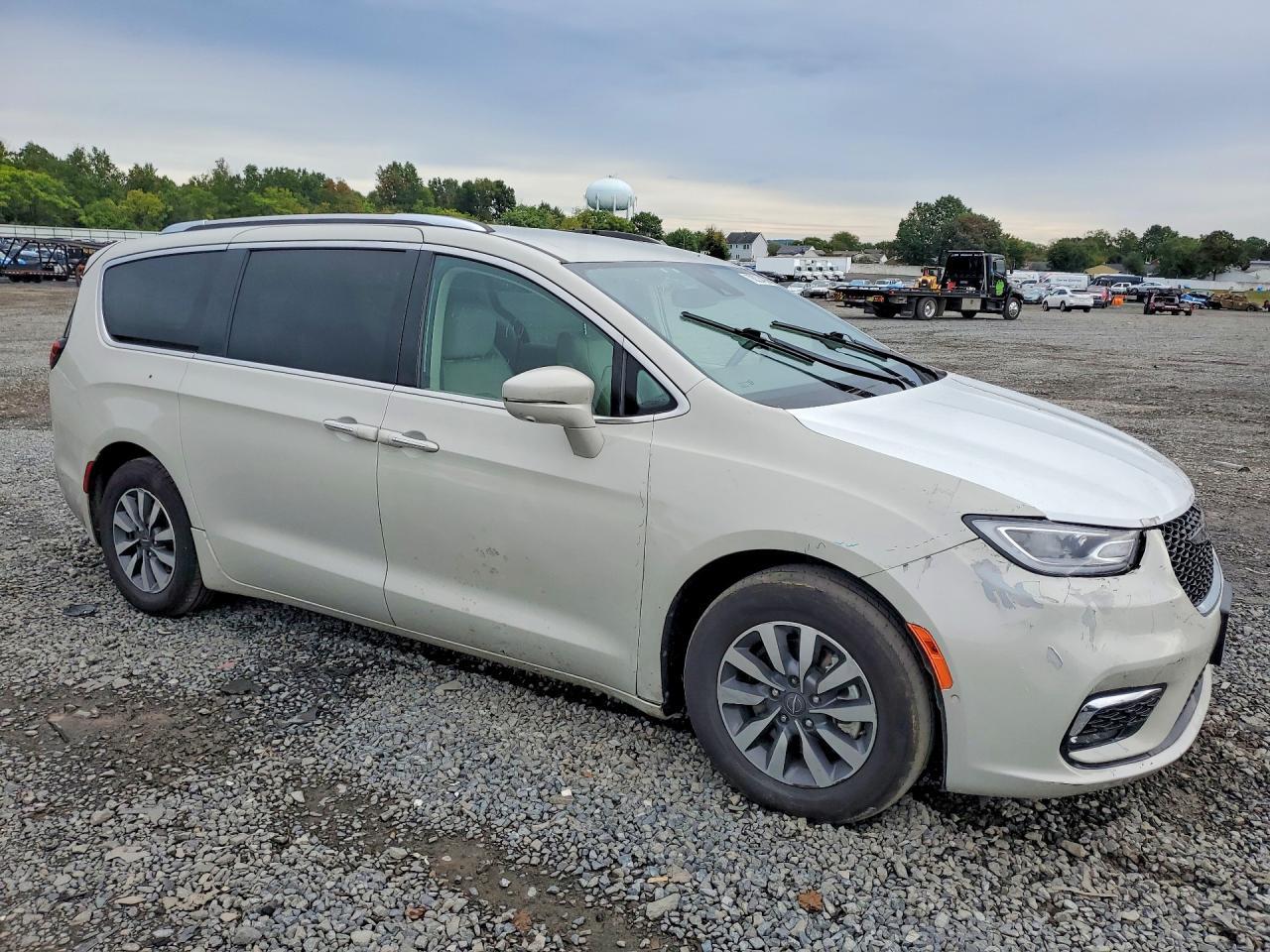 2021 Chrysler Pacifica Hybrid Touring L - Image 4