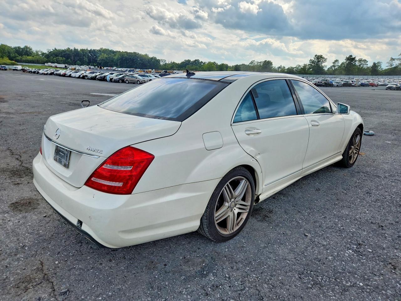 2013 Mercedes-Benz S 550 4Matic - Image 3
