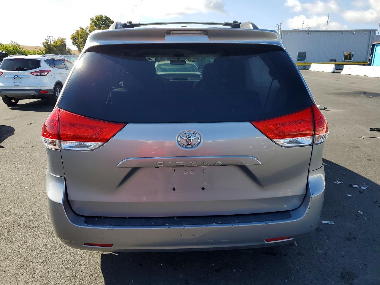 2011 Toyota Sienna Le - Фото 6