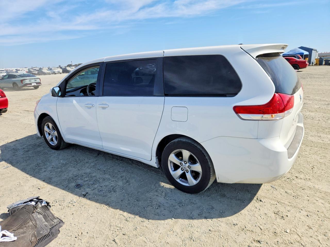 2012 Toyota Sienna Le 8-Passenger - Фото 2