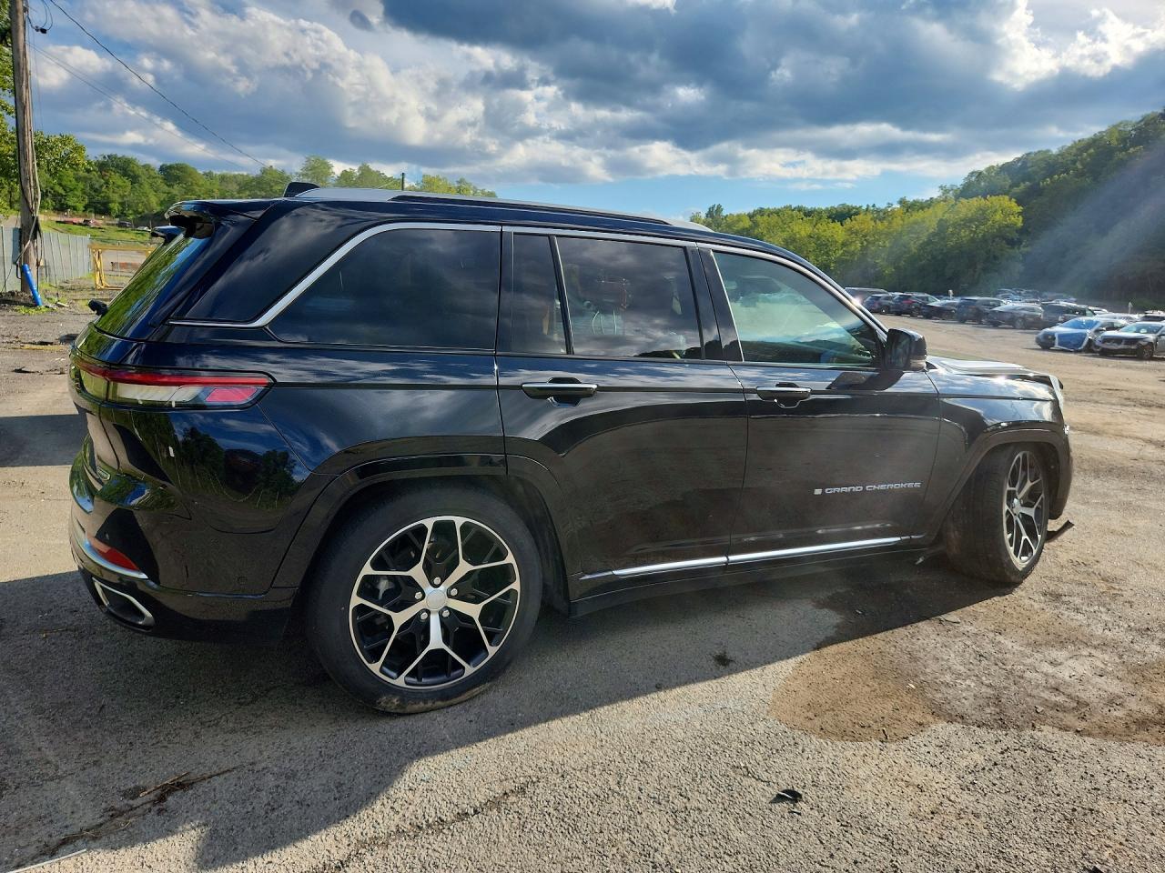 2023 Jeep Grand Cherokee Summit 4Xe - Image 3