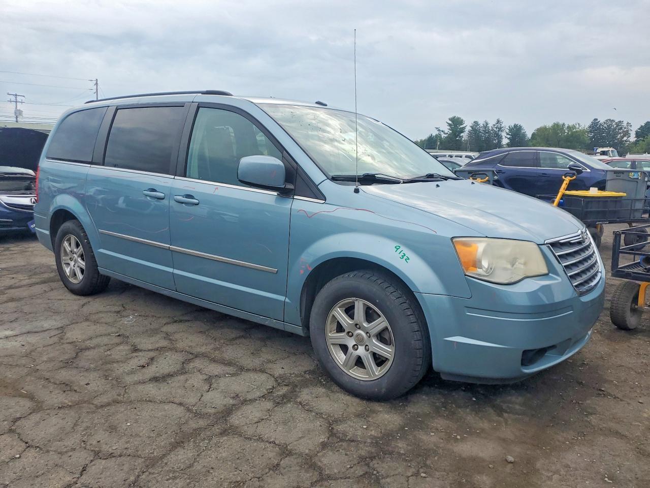 2010 Chrysler Town & Country Touring - Фото 4