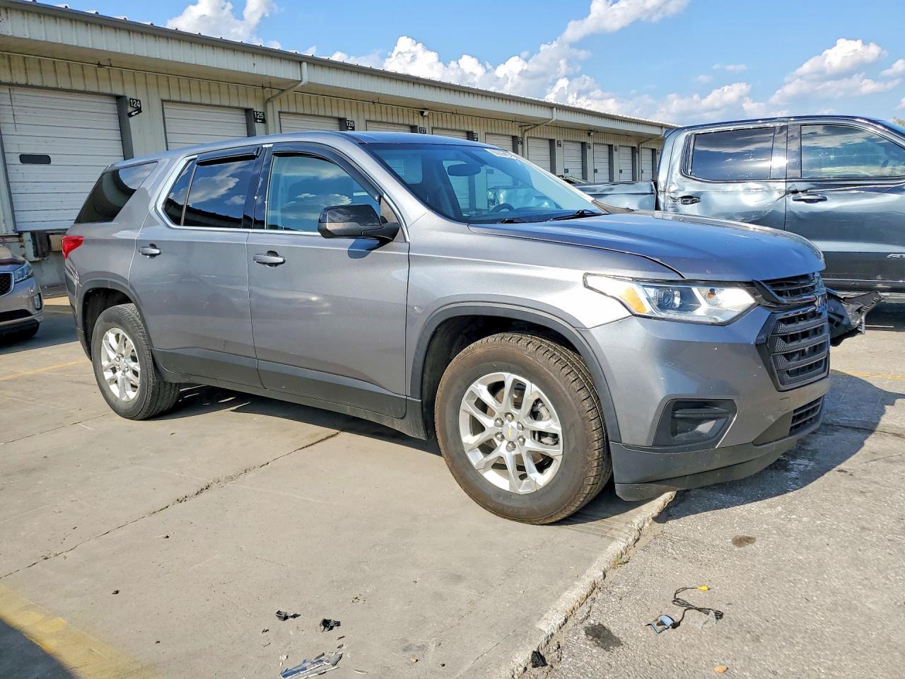 2021 Chevrolet Traverse Ls - Фото 4