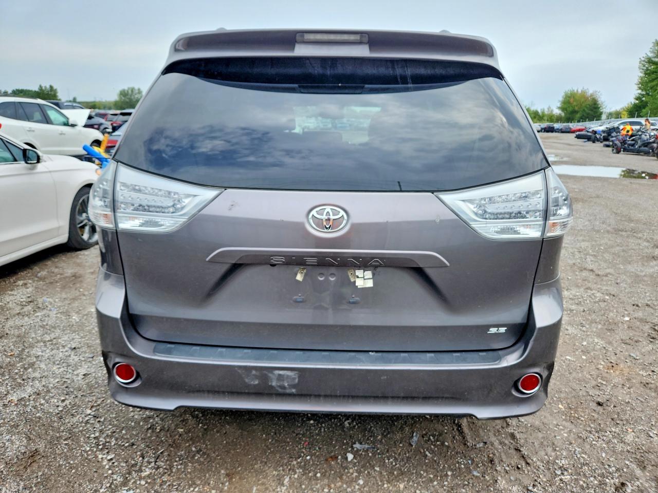 2017 Toyota Sienna Se - Фото 6