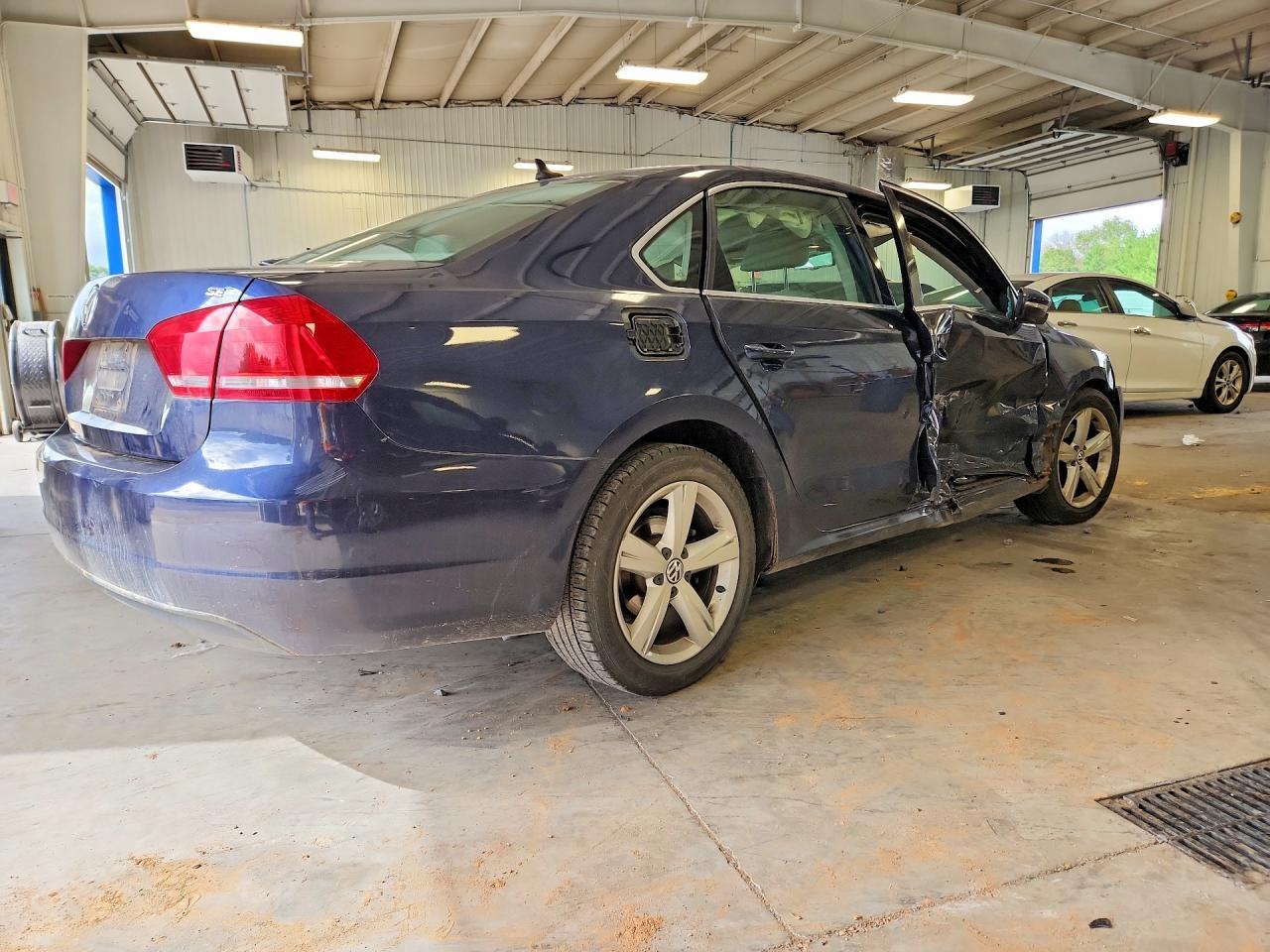 2012 Volkswagen Passat Se - Image 3