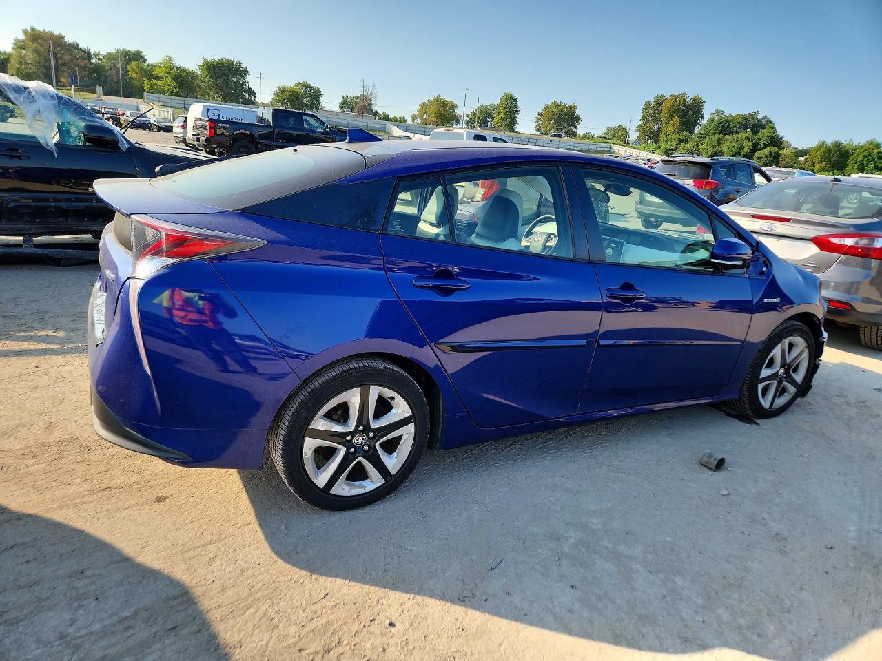 2016 Toyota Prius Three Touring - Фото 3