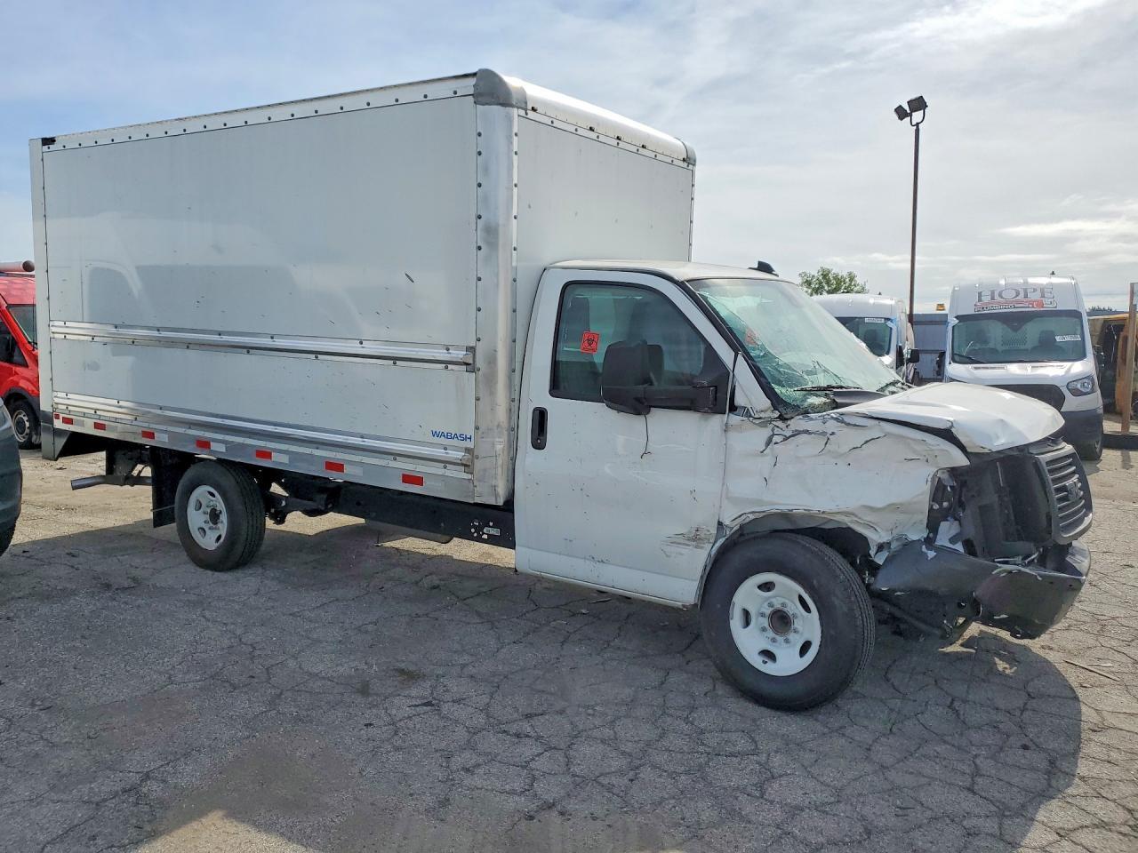 2025 GMC Savana Cutaway G3500 - Фото 4