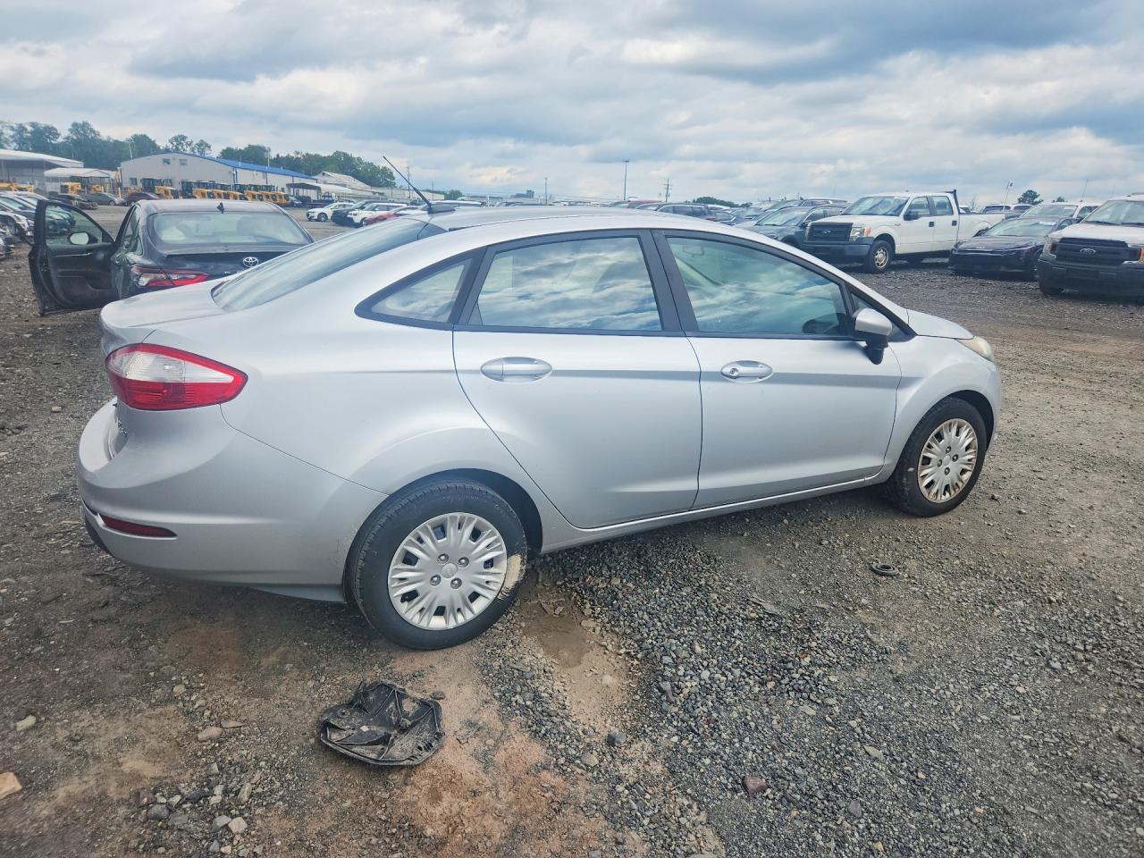 2015 Ford Fiesta S - Фото 3
