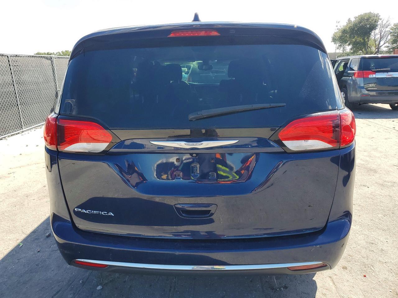 2017 Chrysler Pacifica Touring L - Image 6