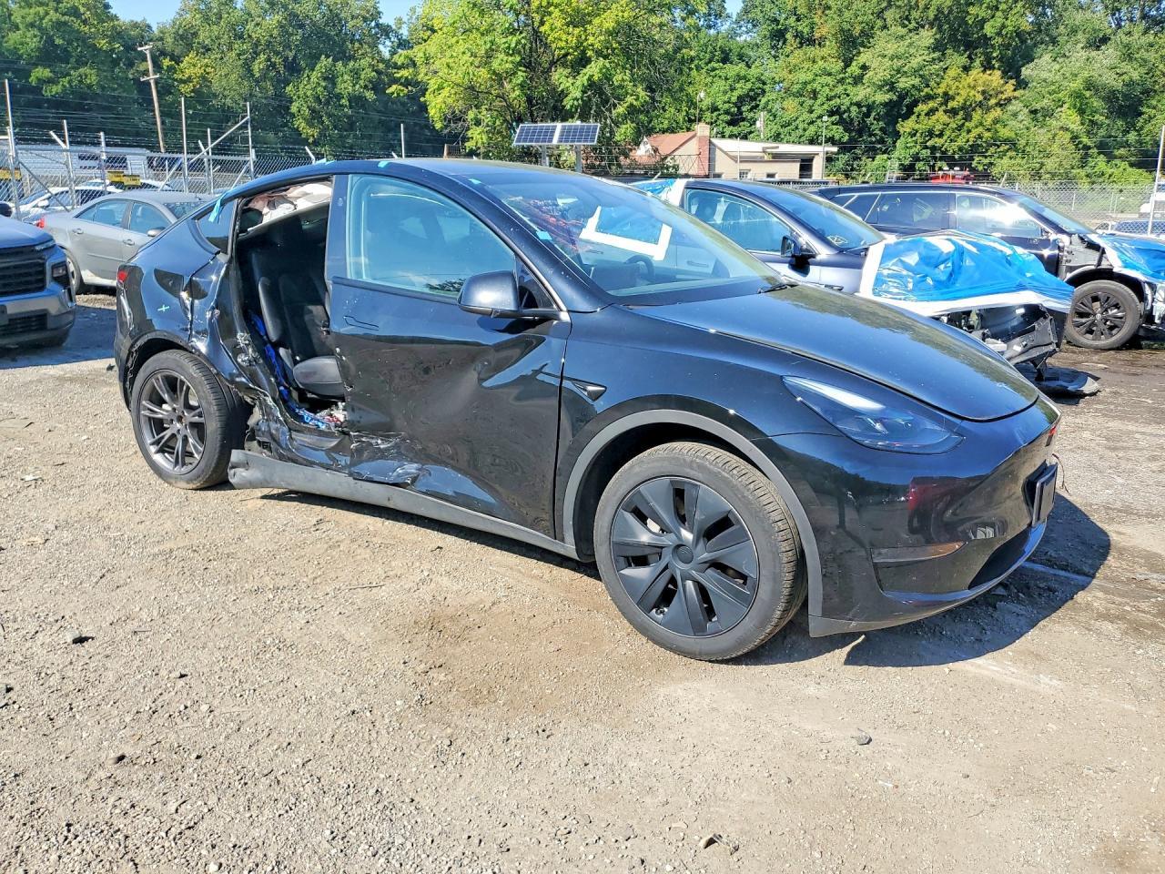 2025 Tesla Model Y - Фото 4