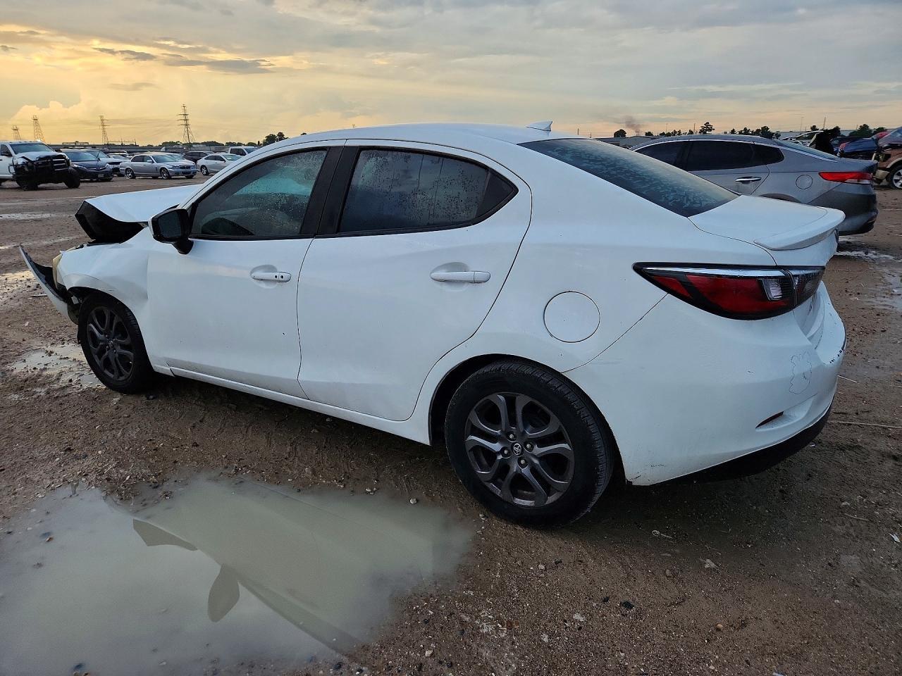 2019 Toyota Yaris Le - Image 2