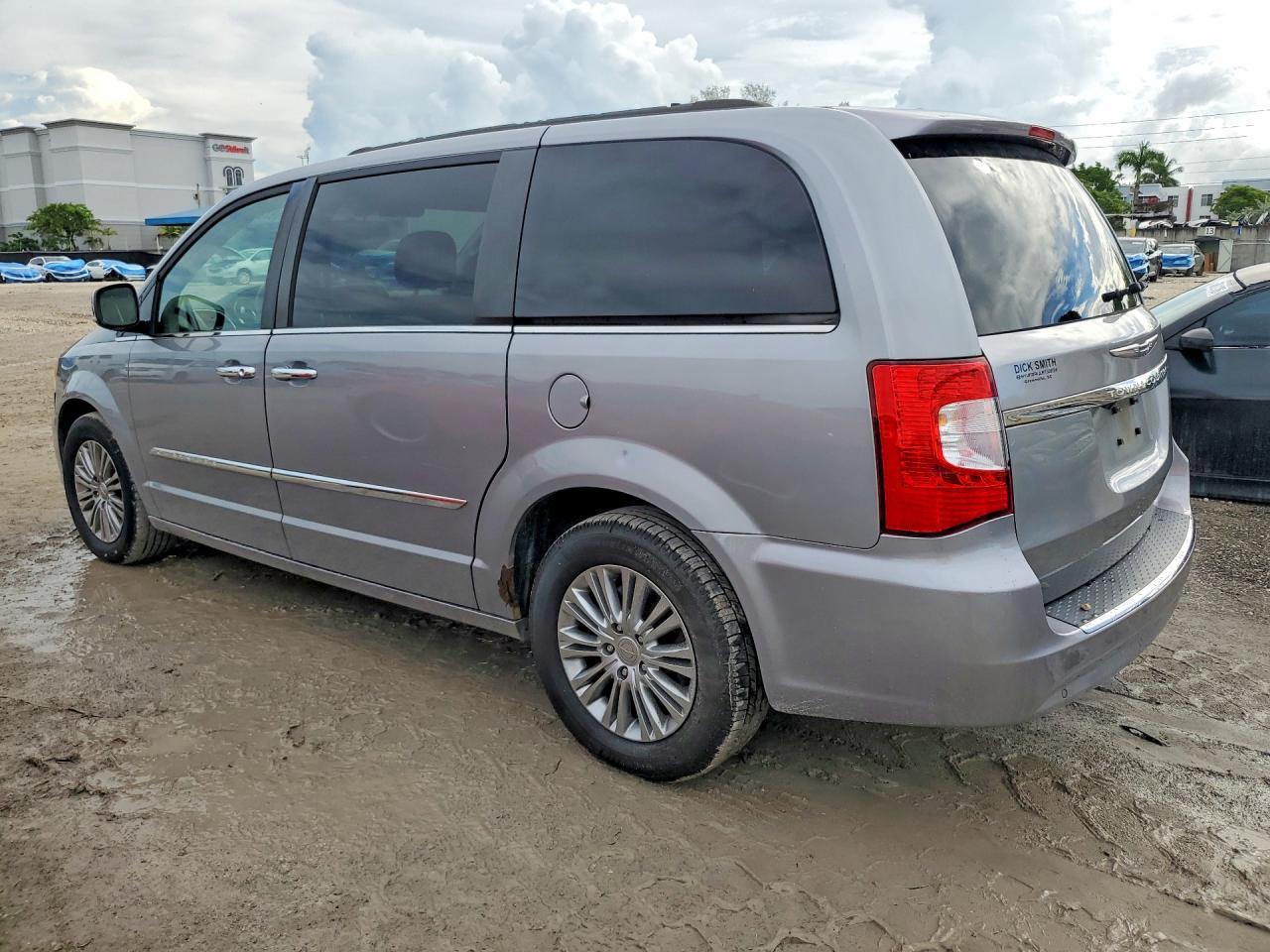 2015 Chrysler Town & Country Touring L - Image 2