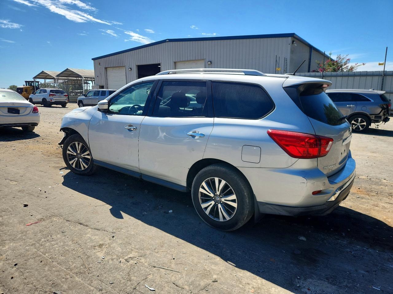 2017 Nissan Pathfinder Sv - Image 2