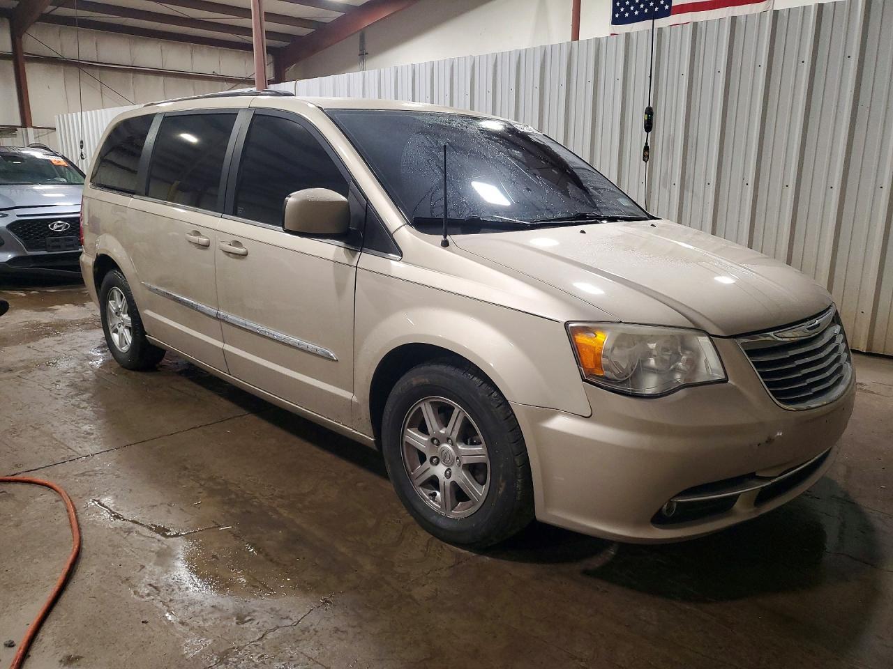 2013 Chrysler Town & Country Touring - Image 4