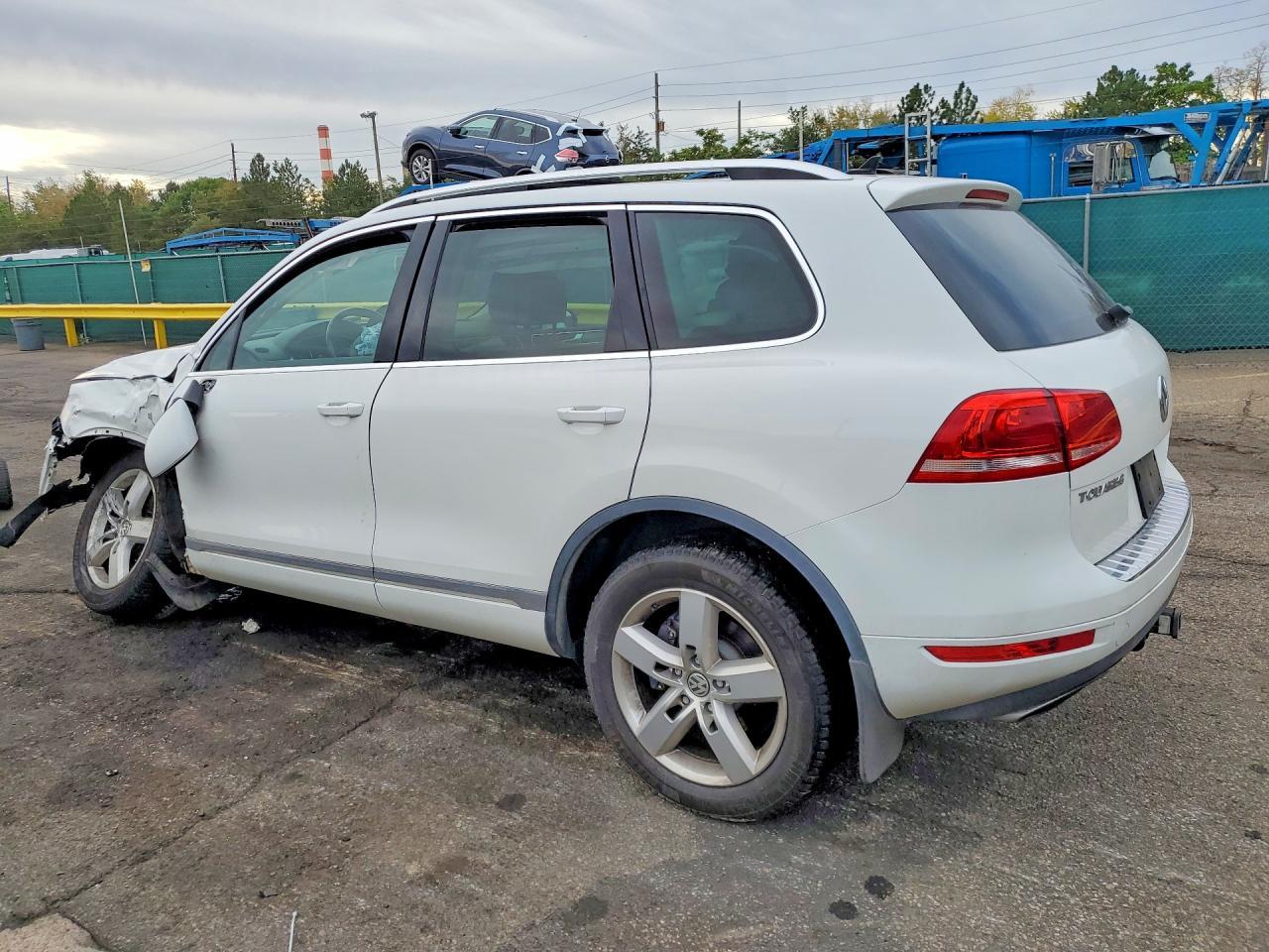 2013 Volkswagen Touareg V6 - Фото 2